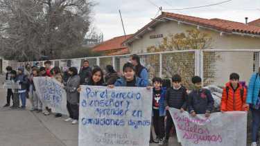 Luego de los reclamos de la comunidad educativa de la Escuela Primaria 95, autoridades provinciales informaron los avances de obra. Fotos Juan Thomes.