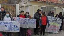 Imagen de Con un abrazo simbólico, reclamaron urgentes refacciones en la Escuela 95 de Roca