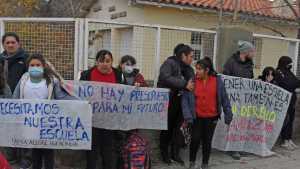 Con un abrazo simbólico, reclamaron urgentes refacciones en la Escuela 95 de Roca