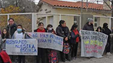 Durante una movilización en junio, los padres pidieron precisiones sobre la licitación. Foto archivo Juan Thomes