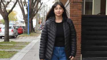 Sin padres, sin abuelos, sin asistencia del Estado. Chavela presentó un amparo y consiguió mantener la  pensión que le permite seguir su carrera universitaria en Roca. (Foto: Juan Thomes)