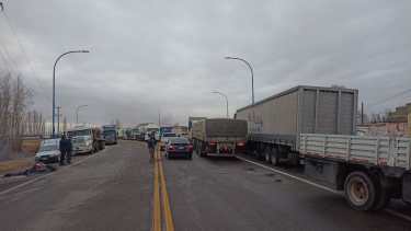 Empezó el corte en Ruta 22 y Damas Patricias de Roca por el pago de zona austral a los policías retirados. Foto: archivo (ilustrativa)