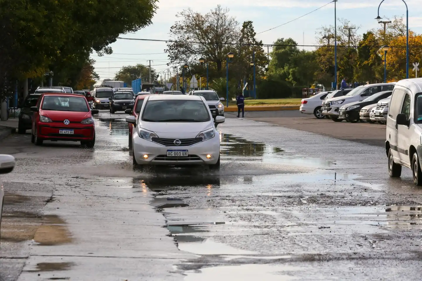Las aguas contaminadas recorren varias cuadras de calle 9 de Julio, de Roca. (foto: archivo)