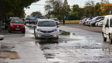 Las aguas contaminadas recorren varias cuadras de calle 9 de Julio, de Roca. (foto: archivo)