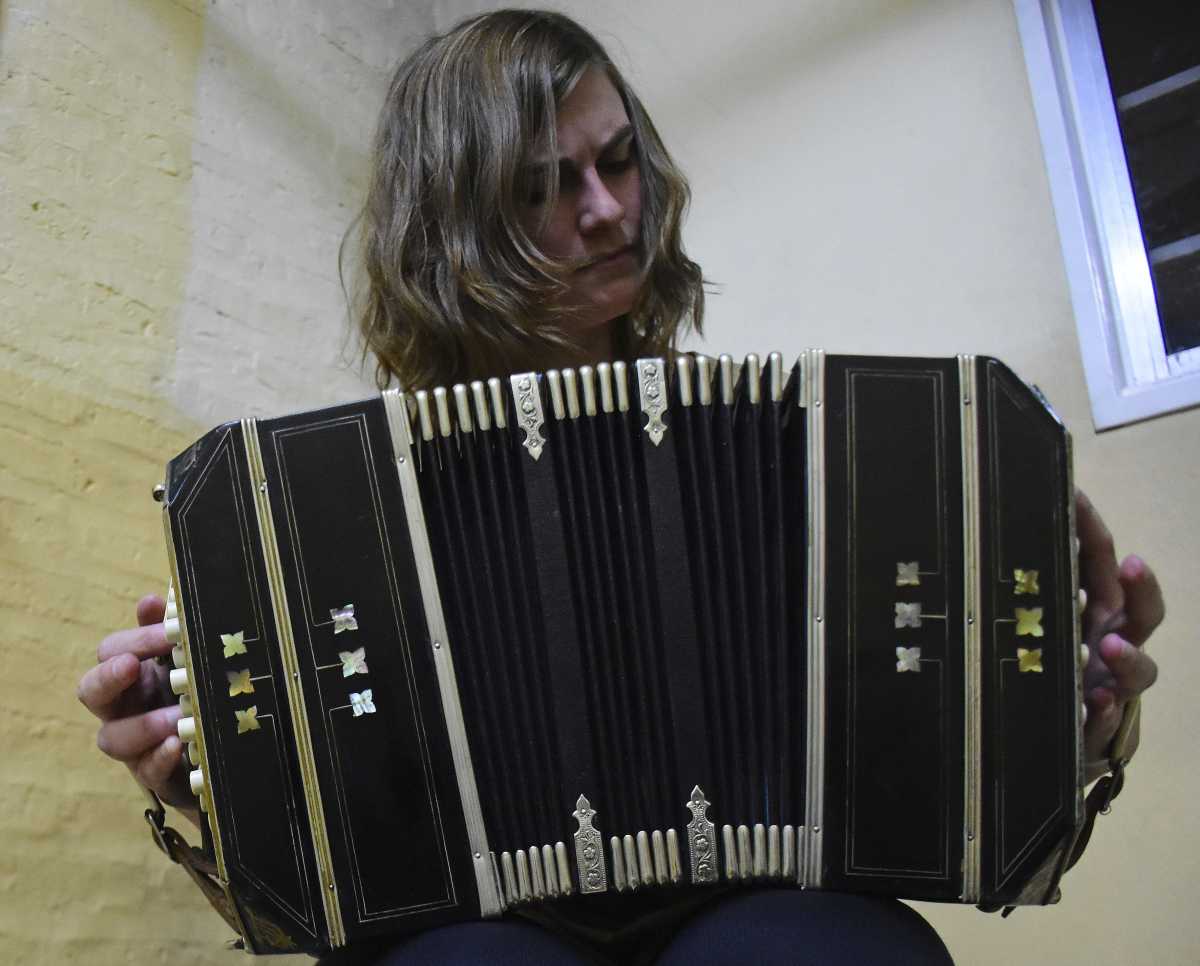 Gala, una de las seis bandoneonistas de Roca. Estudia música desde los 18 años y, a sus 30, cuenta cómo es elegir su instrumento. Foto: Andrés Maripe
