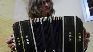 El bandoneón más buscado: se encontró con su artista de Roca, tras una gira por el mundo