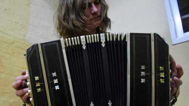 Gala, una de las seis bandoneonistas de Roca. Estudia música desde los 18 años y, a sus 30, cuenta cómo es elegir su instrumento. Foto: Andrés Maripe
