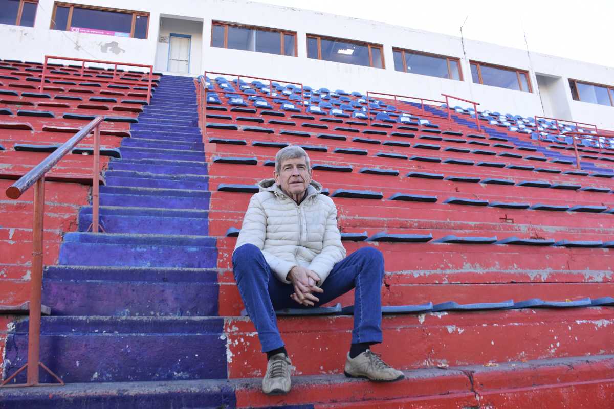 Juan Vignolo sigue yendo al Estadio Luis Maiolino donde ayudó a armar las tribunas junto a otros socios y vecinos. Fotos Andrés Maripe