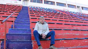 Juan Vignolo sigue yendo al Estadio Luis Maiolino donde ayudó a armar las tribunas junto a otros socios y vecinos. Fotos Andrés Maripe