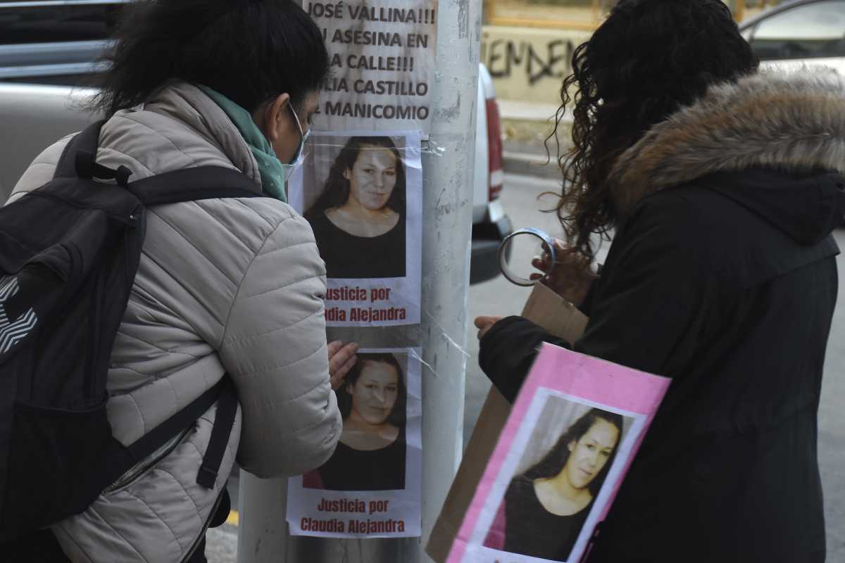 Pancartas afuera de tribunales en una audiencia de control de acusación por el caso Claudia Casmuz en Roca. Foto: Juan Thomes