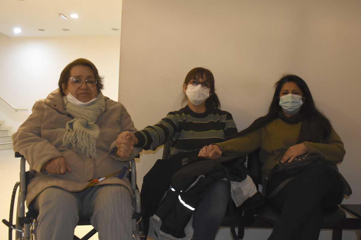 Elsa Gallegos, madre de Javier Videla junto a sus hijas y hermanas del trabajador judicial asesinado. Foto: Juan Thomes 