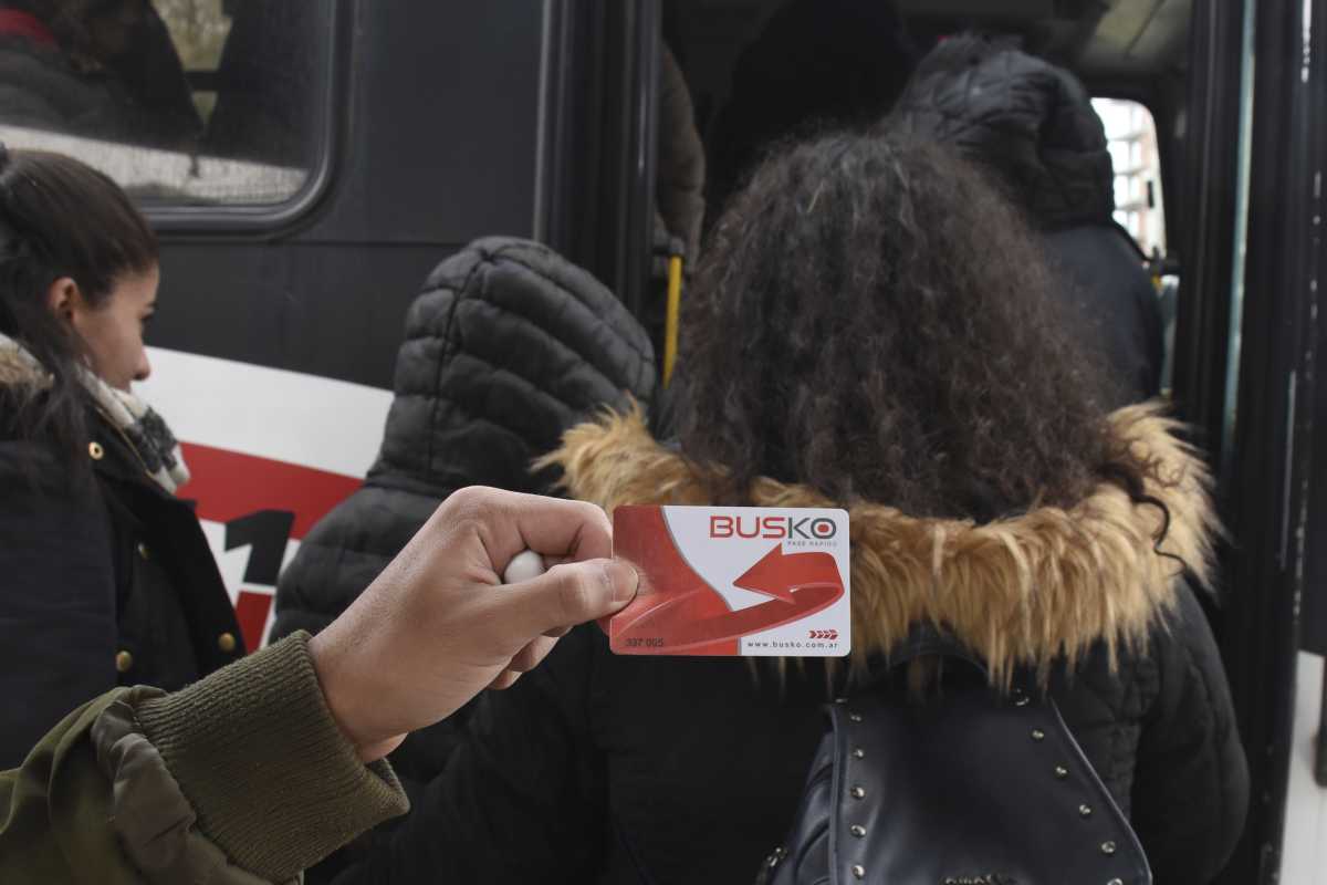 La tarjeta BusKo continúa siendo aceptada, aunque en algunos pasajeros ya se vieron obligados a adquirir una SUBE. Foto Juan Thomes