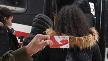 La tarjeta BusKo continúa siendo aceptada, aunque en algunos pasajeros ya se vieron obligados a adquirir una SUBE. Foto Juan Thomes
