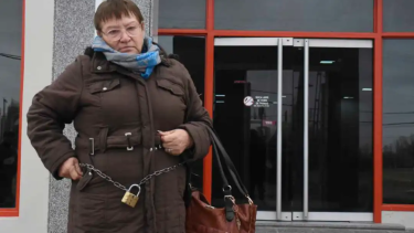 La mujer jubilada fue a reclamar esta mañana a la sede de la empresa de viviendas prefabricadas. Foto: Juan Thomes