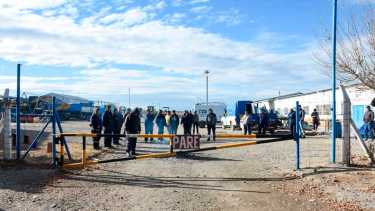 Continúa el bloqueo en el Obrador Municipal, ubicado en el Parque Industrial I, de Roca. Foto Juan Thomes.