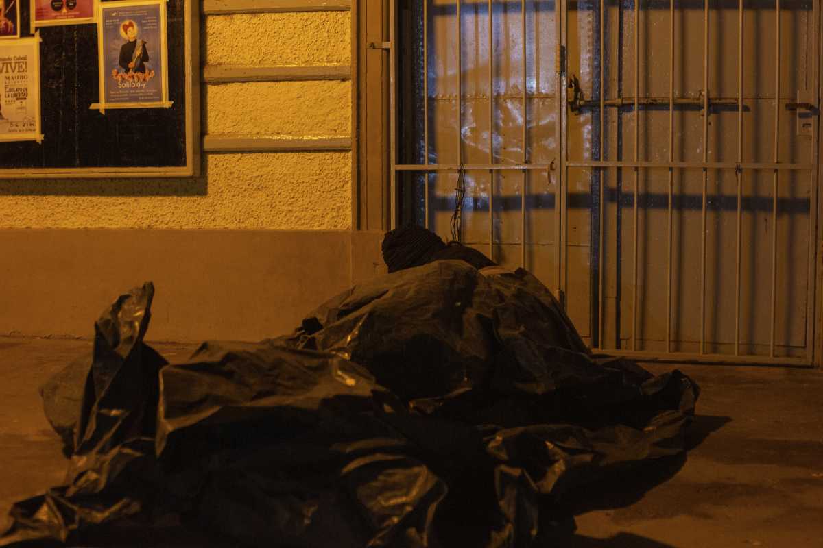 Juan Carlos (36) duerme desde 2020 en el ingreso del Teatro de la Estación. Foto Juan Thomes