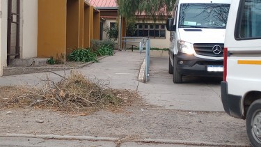 En la Escuela Especial 12 de Roca los padres forzaron un cambio de empresa para el transporte de sus hijos. (Foto: Juan Thomes)