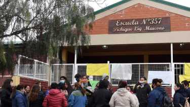 Hasta que se avance con la obra, los padres de los estudiantes de la Primaria 357 de Roca, continuarán con los bloqueos en el ingreso al colegio. Foto Juan Thomes.