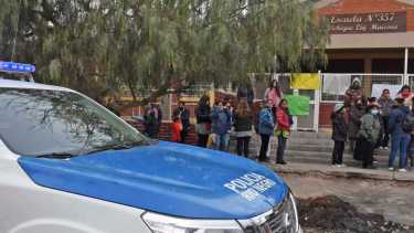 Tras los reclamos de las madres en una reunión con autoridades judiciales, políticas y policiales, los alumnos de la Escuela 357 volverán a las clases en Roca. Foto Juan Thomes.