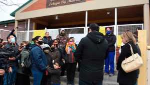 Prometen paredón, cámaras y corredor seguro, pero las protestas siguen en escuelas de barrio Nuevo