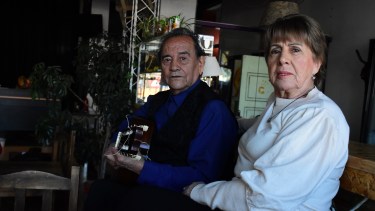 La pareja formada por Luis (85) y Cristina (77), que ya no solo comparte tiempo por la música. (Fotos: César Izza)