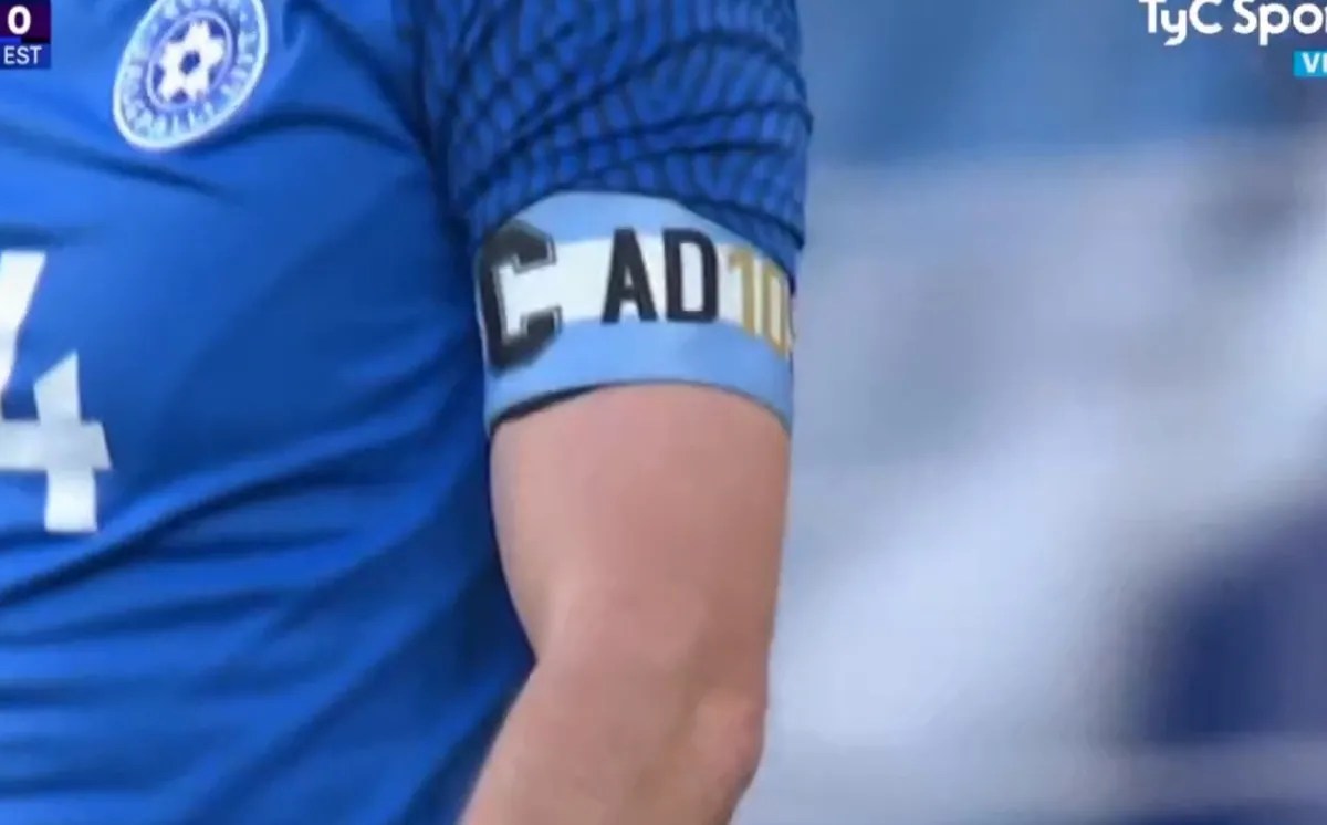 La cinta con la que el capitán de Estonia homenajeó a Maradona en el partido en el que Argentina le ganó 5 a 0 a los europeos. "Es un grande", dijo a Río Negro Konstantin Vassiljev.