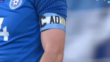 La cinta con la que el capitán de Estonia homenajeó a Maradona en el partido en el que Argentina le ganó 5 a 0 a los europeos. "Es un grande", dijo a Río Negro Konstantin Vassiljev.