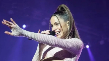 Tini le "robó" los apuntes a una fanática. 