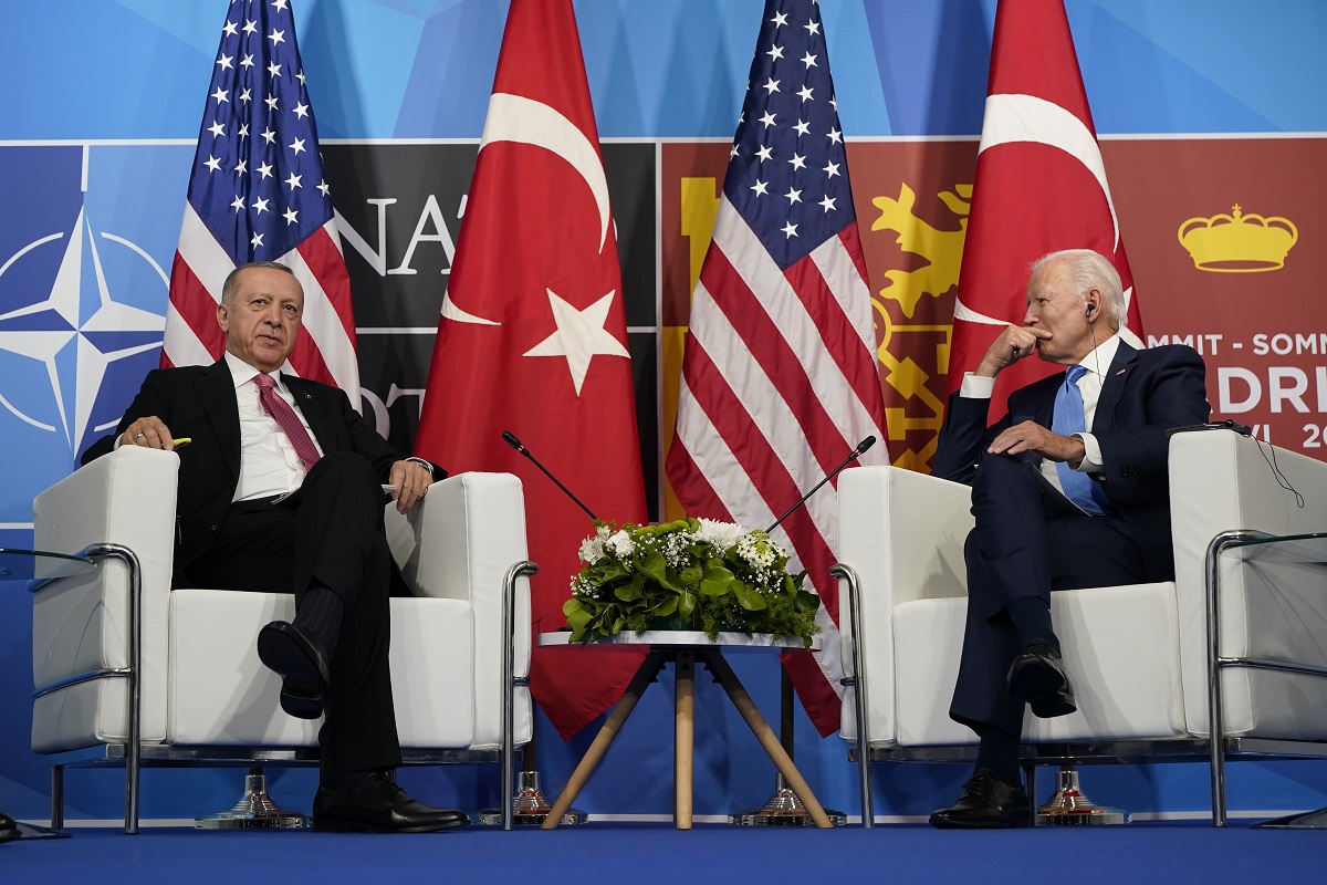 Erdogan, presidente turco, junto a Biden en la cumbre de la OTAN en Madrid. Foto: AP 