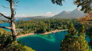Las costas del lago Nahuel Huapi en La Angostura son aptas para balneario, pero un arroyo no