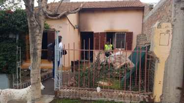 Rescataron a tres personas mayores que quedaron atrapados en un incendio en Regina