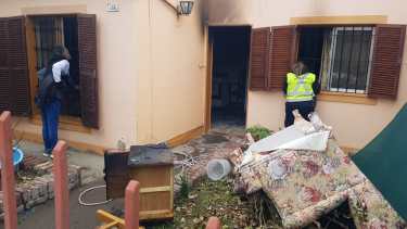 La vivienda que se incendió permanece con custodia policial hasta que se completen los peritajes. (Foto Néstor Salas)