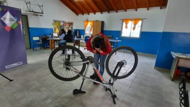 En el Colegio San José Obrero funcionará el primer banco de bicicletas y también se realizará una capacitación de reparación de los rodados. Foto: Neuquén Informa