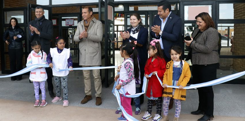 Omar inauguró la Escuela 368 en Añelo y anunció la licitación para la obra de la Epet23. Foto: Gentileza 