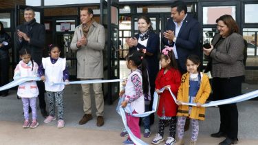 Omar inauguró la Escuela 368 en Añelo y anunció la licitación para la obra de la Epet23. Foto: Gentileza 