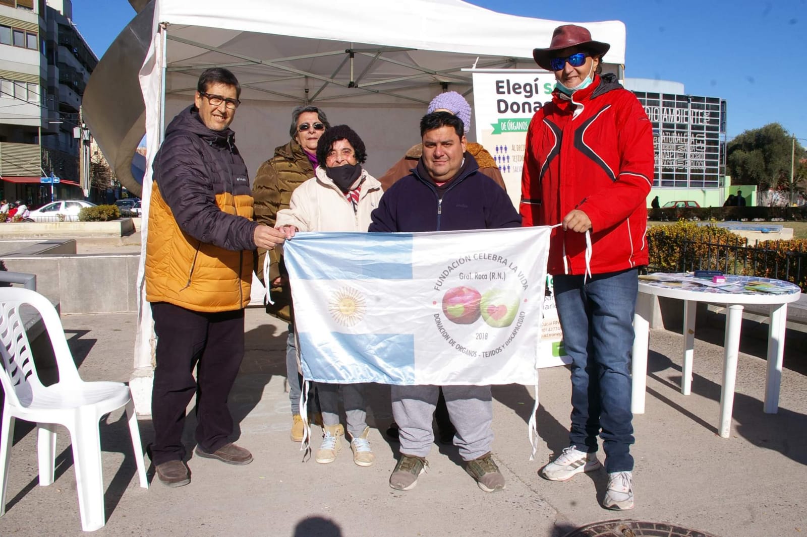 Los transplatados se reunieron en un stand de promoción frente al Monumento a la Manzana. Foto gentileza