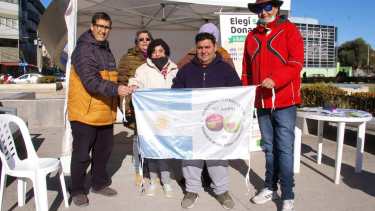 Los transplatados se reunieron en un stand de promoción frente al Monumento a la Manzana. Foto gentileza