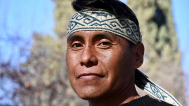 Fernando Maripil es uno de los dos representantes que ocupa una banca. La otra le corresponde a Cristóbal Álvarez Lebiluan. Foto Matías Subat.