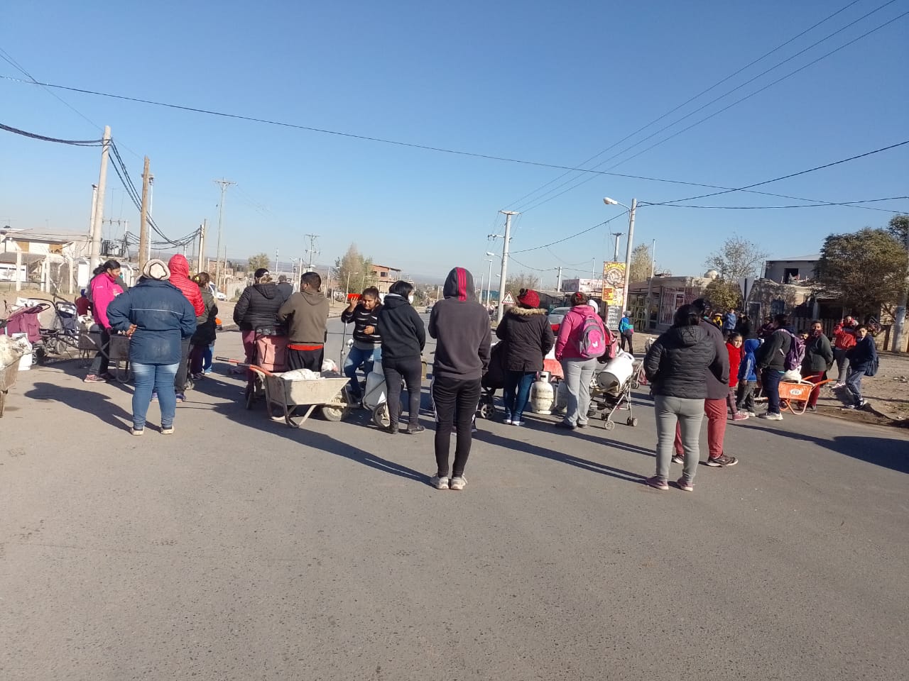 Vecinos cortan la calle Casimiro Gómez - Foto: Gentileza 