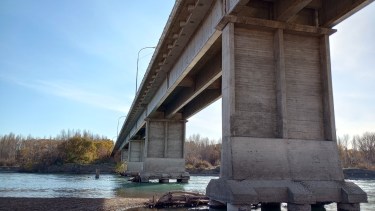 En algunos sectores se puede cruzar en moto o a caballo. Foto Juan Thomes.
