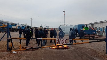 Ayer, los trabajadores del obrador municipal realizaron un bloqueo en el predio, para que reincorporen a los operarios. Foto Cesar Izza. 