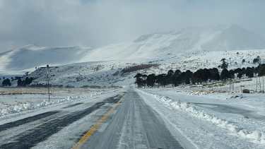 Hay gran presencia de nieve en la zona cordillerana de Neuquén y Río Negro. (Gentileza).-