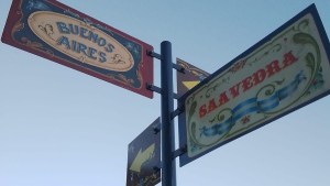 El filete porteño se luce en los carteles de una calle céntrica de Viedma