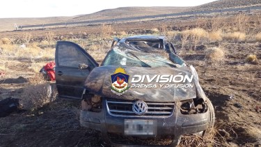 Dos personas se encuentran en estado reservado tras el vuelco en cercanías de Piedra del Águila. Foto: Gentileza