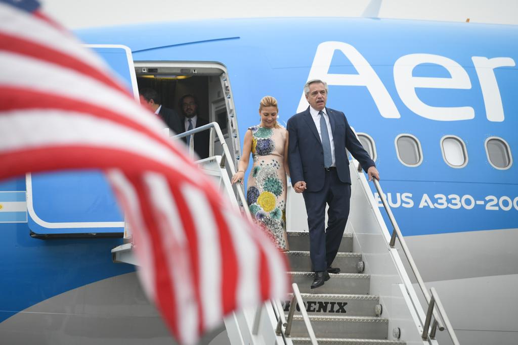 El presidente Alberto Fernández llegó a Los Ángeles a la Cumbre de las Américas. Bajó del avión junto a la primera Dama Fabiola Yañez. Foto Presidencia. 