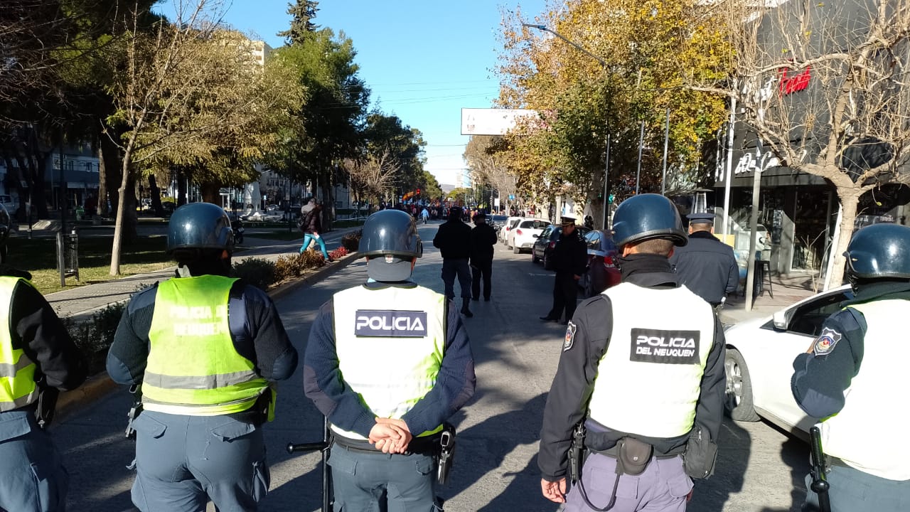 Ayer, a pedido del Municipio, la Fiscalía ordenó a la Policía que evite nuevos cortes en Neuquén. (Yamil Regules).-