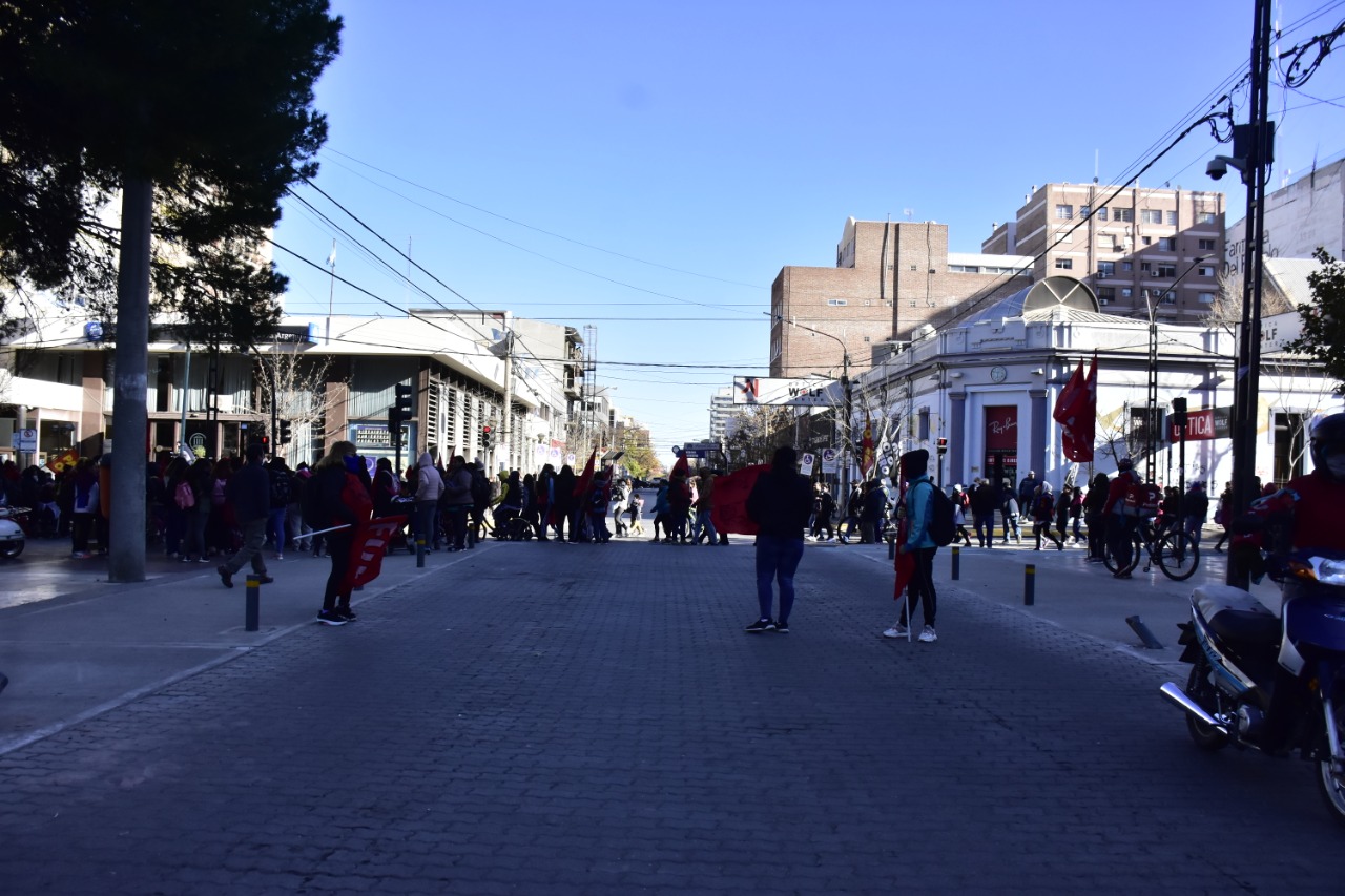Las organizaciones liberaron la Avenida Argentina minutos después de las 15. (Foto Yamil Regules).-