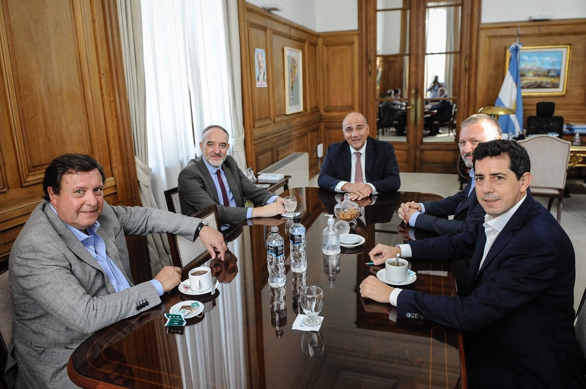 Fines de abril, los senadores Alberto Weretilneck y Martín Doñate anuncian transferencias de fondos nacionales. 