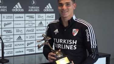 El delantero de River, Julián Álvarez recibió el premio como Mejor Jugador de América del 2021. Foto: Captura video