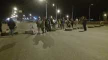 Imagen de Vecinos de Parque Industrial de Neuquén cortan la Ruta 7 y amenazan con quedarse toda noche